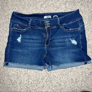 FashionNova Mid-Rise Booty lifting Denim shorts. Sz 18